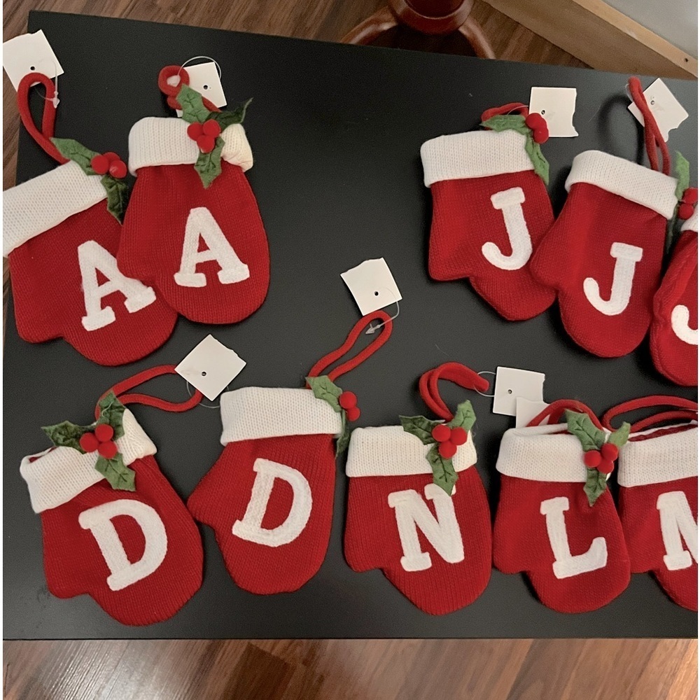 Mitten initial ornaments S